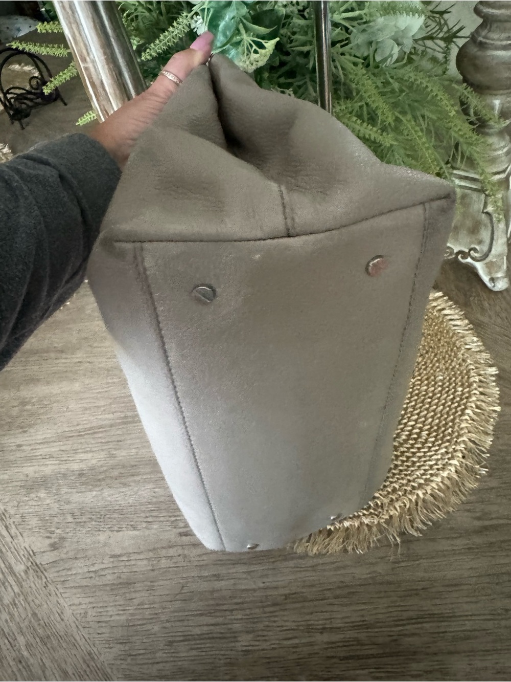 Tory Burch Taupe Pebbled Leather Chain-Handle Shoulder Bag in EUC - Picture 5 of 9